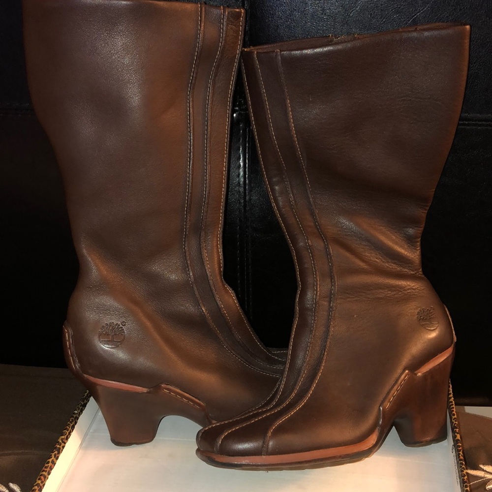 Women’s brown Timberland wedged boots. Size 6 calf boots.